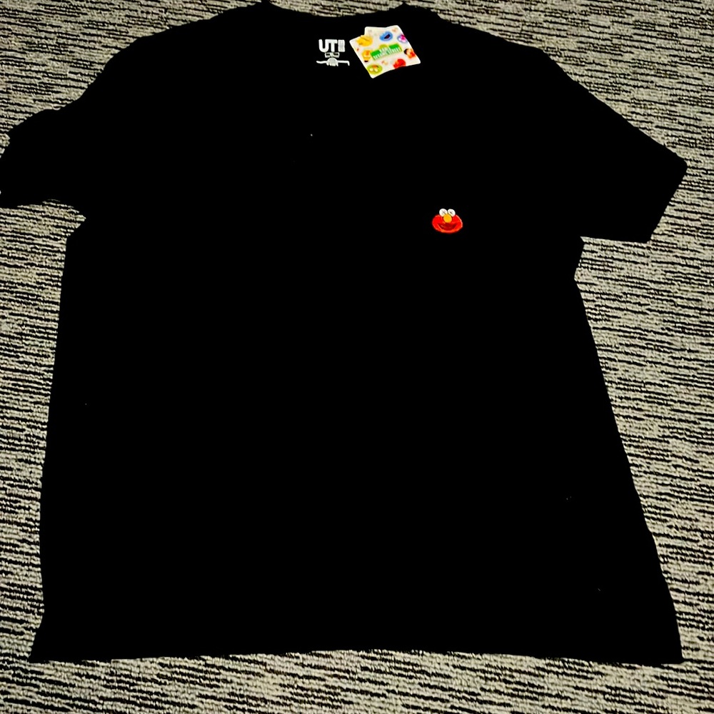 Uniqlo X Kaws X seseame street Elmo shirt size XL